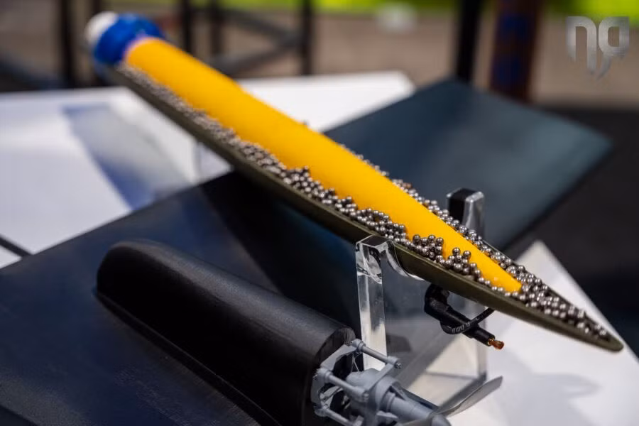 Tên lửa được điều khiển bằng tia laser từ người vận hành. Trong trường hợp mất liên lạc, nó sẽ tự chuyển sang chế độ đạn đạo, bay đến điểm chỉ định rồi nổ cận mục tiêu - một cơ chế giúp duy trì khả năng đánh trúng ngay cả khi điều kiện tác chiến bị nhiễu.