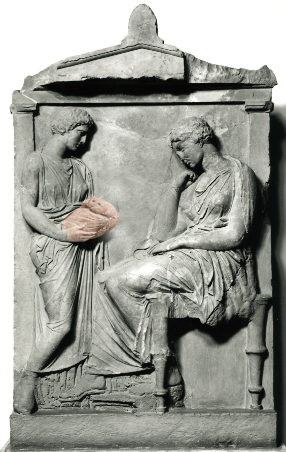 Bảo tàng Khảo cổ Quốc gia Athens cho biết, đây là bức phù điêu tang lễ duy nhất còn sót lại từ thế giới Hy Lạp cổ đại mô tả hai em bé sinh đôi nằm chung một vòng tay, tượng trưng cho số phận chung của chúng là những đứa trẻ mồ côi. Ảnh: @Bảo tàng Khảo cổ Quốc gia Athens.