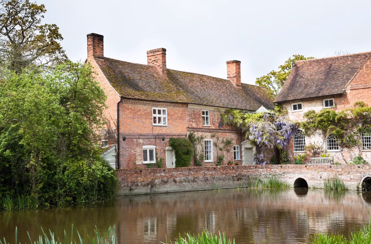 Theo đó, một vật thể nhỏ bằng đồng được phát hiện gần Harlow, Essex, nước Anh. Ảnh: @Stile Arte.