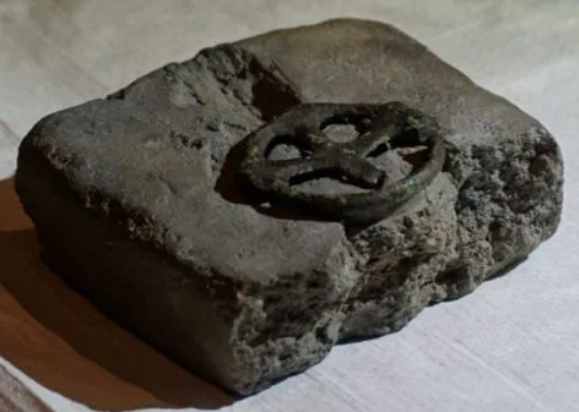 Thoạt nhìn, vật thể chỉ giống như một mảnh kim loại vụn. Ảnh: @Văn phòng Bảo tồn Di tích và Bảo tàng Khảo cổ học bang Brandenburg (BLDAM).