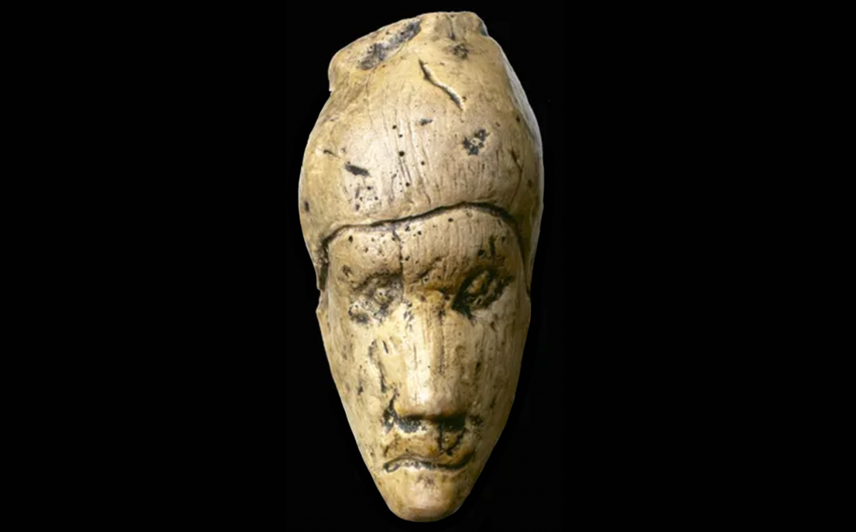 Đó là một bức tượng đầu người, được chạm khắc từ ngà voi ma mút thông qua các công cụ bằng đá thô sơ. Ảnh: @Viện Nghiên Cứu Khảo Cổ Cộng hòa Séc.