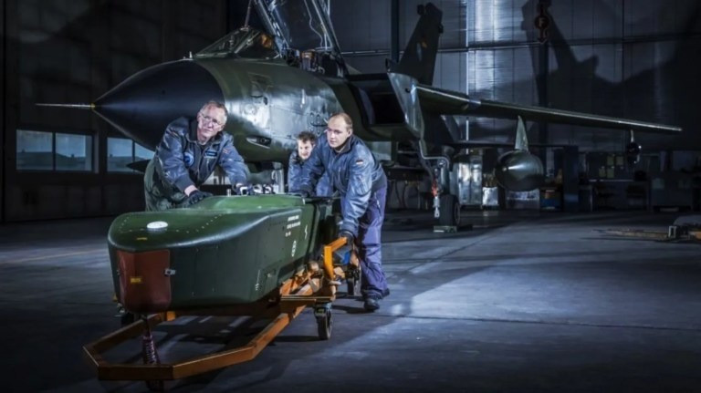 Tuy nhiên, Taurus có kích thước lớn hơn so với JSM dài tới 5,1 mét và nặng 1.400 kg nhưng nó không tương thích với khoang bên trong của F-35. Việc lắp nó bên ngoài sẽ làm tăng tín hiệu radar của máy bay, phủ nhận lợi thế tàng hình khiến F-35 rất hiệu quả trước các hệ thống phòng không tiên tiến như S-400 của Nga.