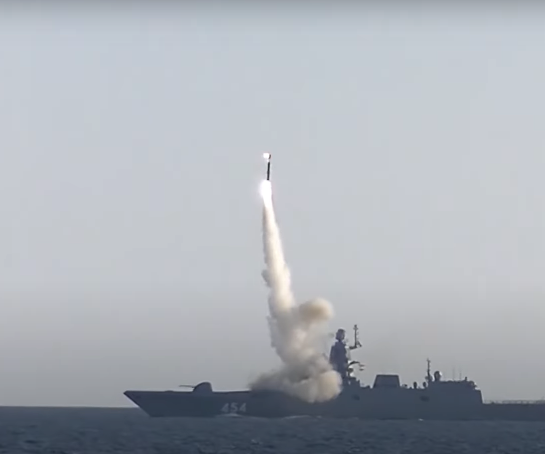 “Các khinh hạm thuộc Dự án 22350 là phương tiện mang vũ khí tên lửa có độ chính xác cao — không chỉ Kalibr mà còn cả tên lửa Tsirkon. Admiral Amelko là một chiến binh đa năng, có thể săn lùng tàu ngầm hạt nhân của đối phương từ khoảng cách an toàn”, Alexander Stepanov, chuyên gia thuộc Học viện Kinh tế Quốc gia và Hành chính Công của Tổng thống Nga, phát biểu với hãng thông tấn TASS. Ảnh: @ShadowStrike Tech.