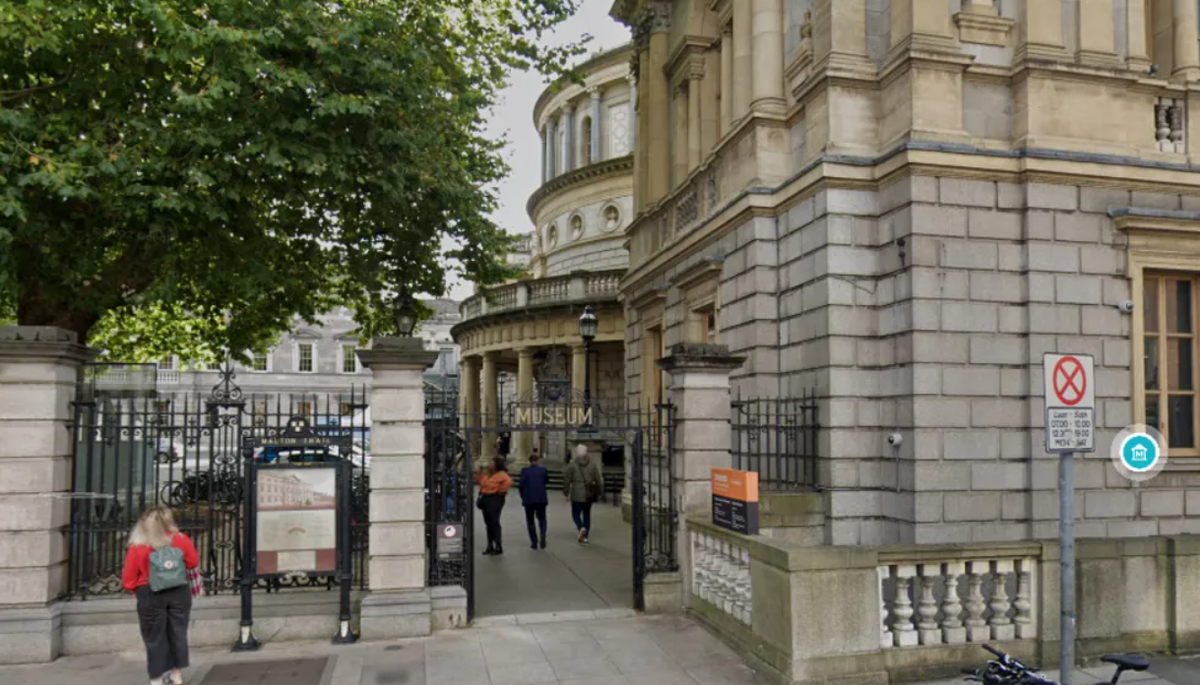 Nhưng một hồi nghĩ lại, vật thể được tìm thấy ngay tàn tích của pháo đài cổ, cho nên Thomas Dunne nghĩ rằng, chúng có thể có ý nghĩa khảo cổ học, nên anh ấy quyết định gửi chúng đến Bảo tàng Quốc gia Ireland. Ảnh: @Bảo tàng Quốc gia Ireland.