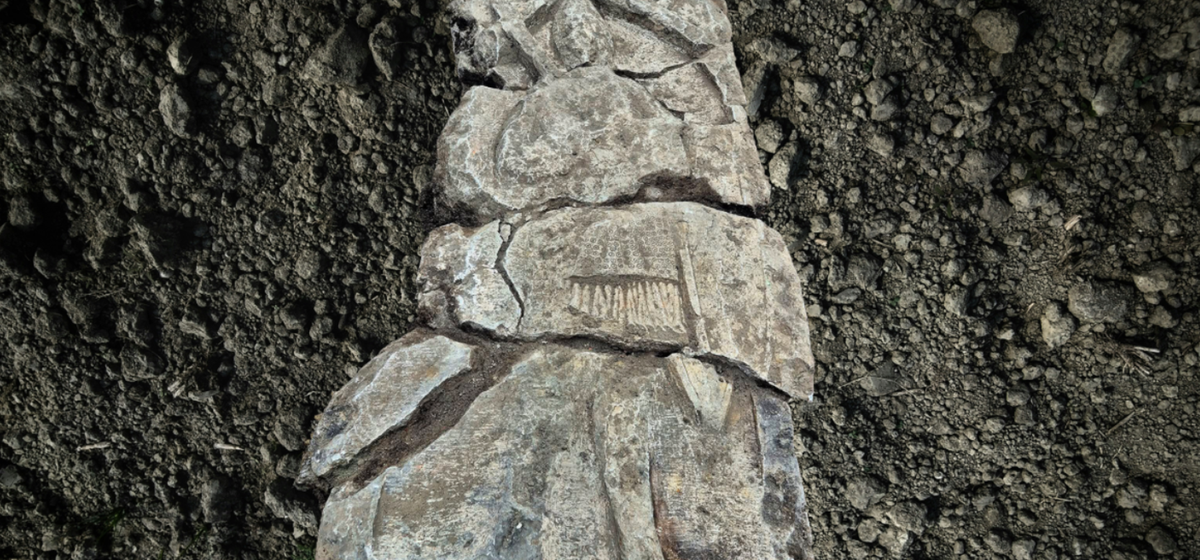 Tấm bia này được cho là có niên đại từ thế kỷ 14 Sau Công Nguyên. Ảnh: @Tổ chức ArcheoScan.