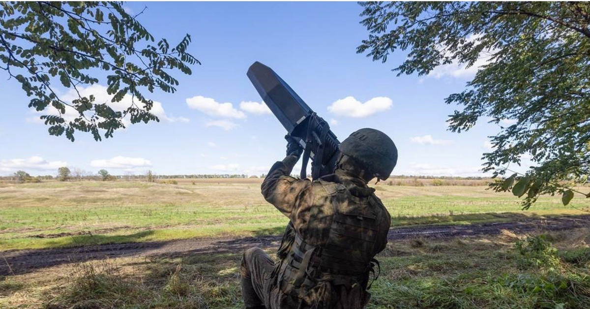 Bên cạnh đó, người tiết lộ thông tin cho hay, gần như toàn bộ UAV trinh sát mà Ukraine triển khai dọc chiến tuyến đều lần lượt bị bắn rơi. Hơn thế nữa, ngay cả khi thay đổi độ cao bay nhằm thoát khỏi lưới phòng không, chúng vẫn không thể tồn tại. Theo đó, ông khẳng định: “Quân đội Nga giờ đã làm chủ nghệ thuật bắn hạ UAV ở mọi độ cao”.