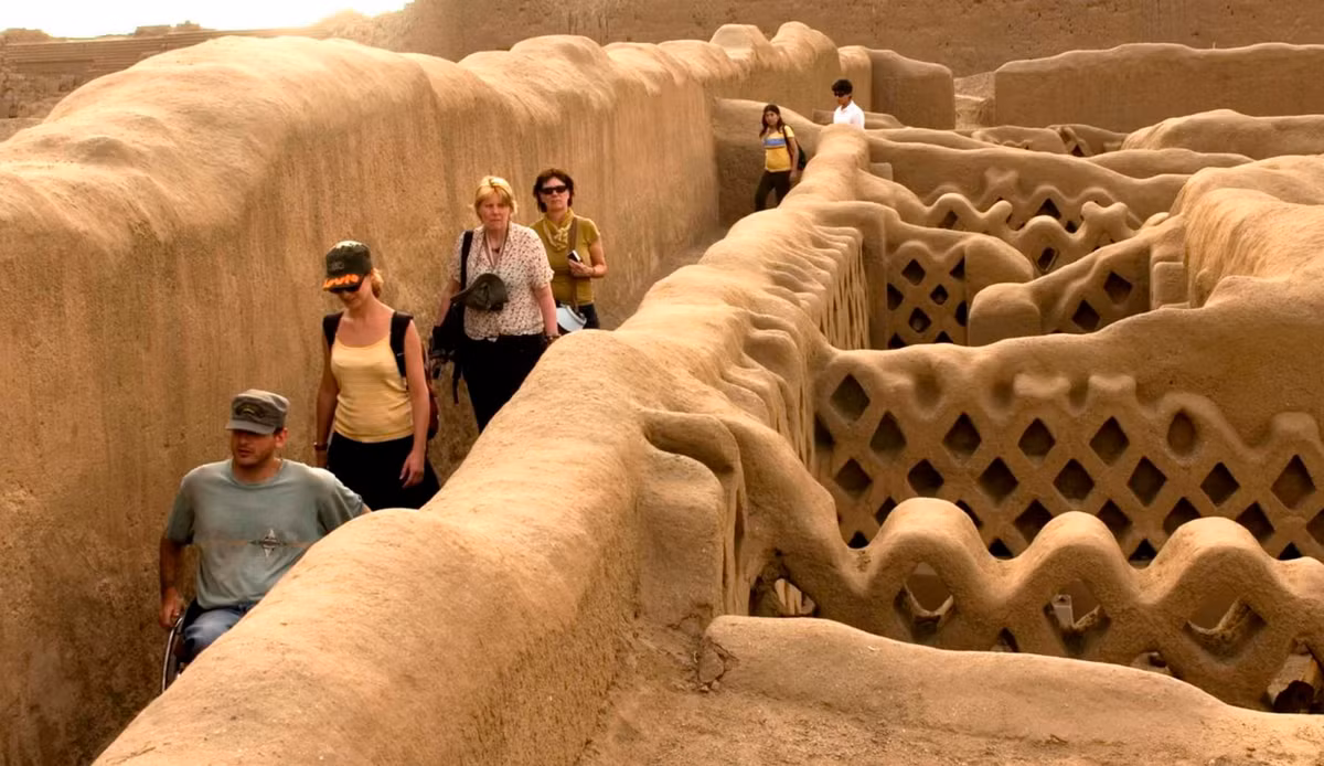 Gần đây, khi tiến hành khai quật tại khu di chỉ khảo cổ Can Chan này, các chuyên gia đến từ Bảo tàng Quốc Gia Peru bất ngờ tìm thấy nhiều vật thể lạ. Ảnh: @Bảo tàng Quốc Gia Peru.