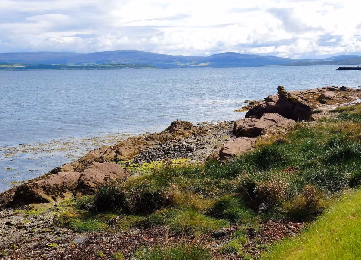 Trong khi cày ruộng trên đảo Bute của Scotland, một người nông dân vô tình phát hiện ra mộ của một người đàn ông và một thiếu nữ từ Thời Kỳ Đồ Đồng. Ảnh: @Cơ quan Bảo tồn Di sản Lịch sử Scotland và Tập đoàn Khảo cổ học AOC/PA Wire.