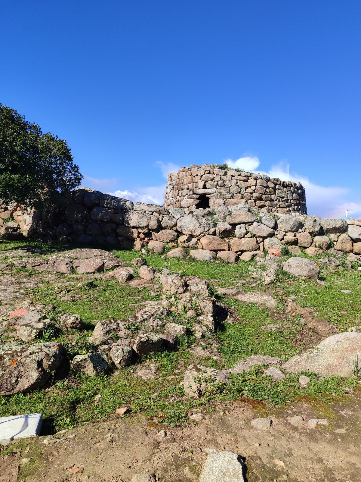 Các nhà khảo cổ đến từ Cục Giám sát Khảo cổ học, Mỹ thuật và Cảnh quan Cagliari đang khai quật quần thể di tích Ruinas thuộc nền văn minh Nuragic ở Sardinia đã phát hiện ra một hiện vật bất thường. Ảnh: @ Cục Giám sát Khảo cổ học, Mỹ thuật và Cảnh quan Cagliari.