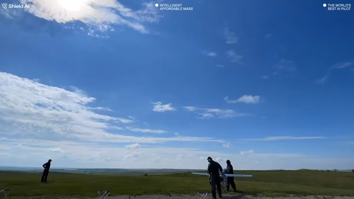 Trong quá trình sử dụng tại Ukraine, V-BAT đã chứng tỏ khả năng chống chịu tốt với tác chiến điện tử. Chỉ mất 30 phút để lắp ráp, tiếp nhiên liệu và chuẩn bị cho V-BAT cất cánh. Ngoài ra, V-BAT có thể cất cánh thẳng đứng, ngay cả từ những địa điểm không được chuẩn bị trước, điều này làm tăng tính linh hoạt trong sử dụng. Ảnh: @Shield AI.