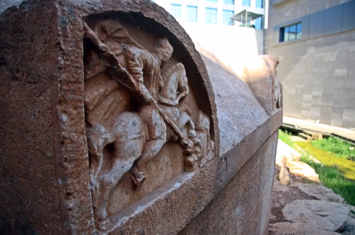 Phó Giáo sư Hüseyin Sami Öztürk đến từ trường Đại học Marmara xác định rằng, tên của người nằm trong chiếc quan tài này được viết bằng tiếng Latin, tên là Tziampo. Ảnh: @Hüseyin Sami Öztürk.