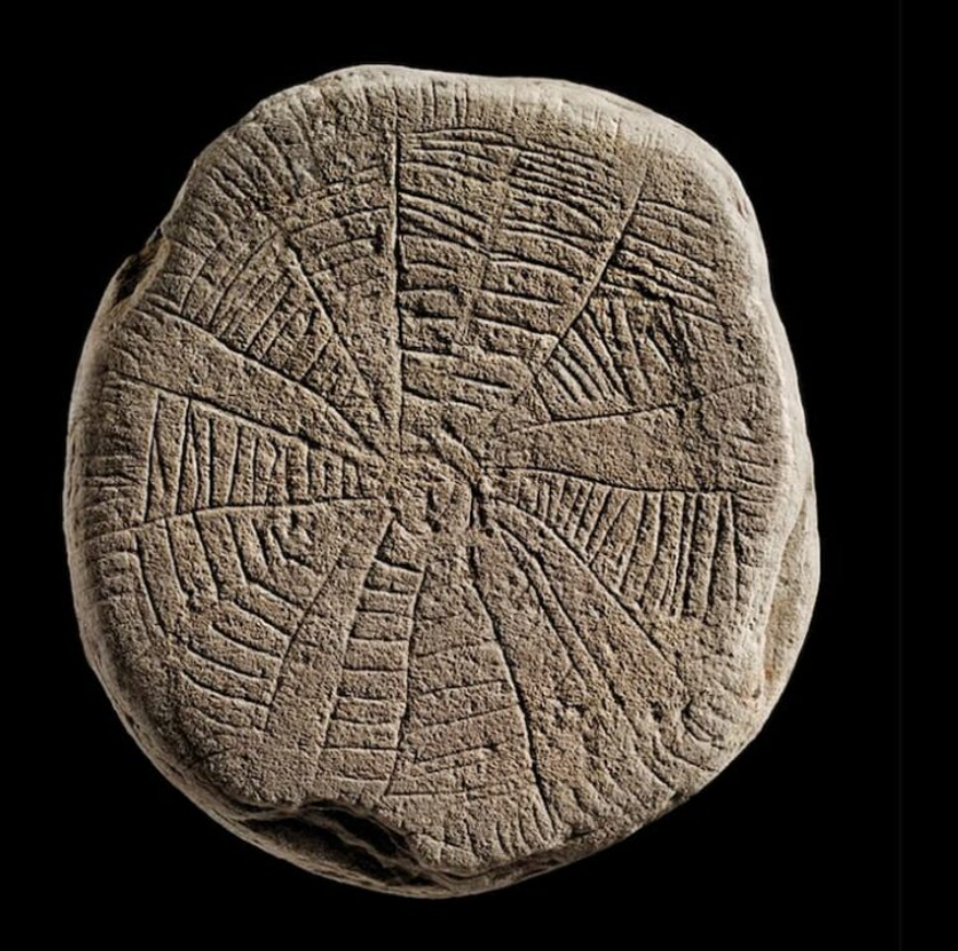 Tại Vasagård, những phiến đá mặt trời được tìm thấy trong các rãnh nghi lễ cùng với tàn tích của các bữa tiệc nghi thức, bao gồm xương động vật, mảnh vỡ đồ gốm và công cụ bằng đá lửa. Những di vật này, có niên đại khoảng năm 2.900 Trước Công Nguyên, trùng khớp với vụ phun trào núi lửa được xác định trong lõi băng, cho thấy đây là một sự kiện nghi lễ quan trọng. Ảnh: @Vasagaard Vest.