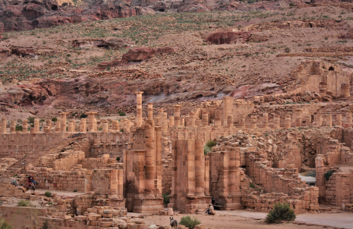 Tại tàn tích nghĩa trang của khu định cư Hy Lạp-La Mã cổ đại Capitolias ở Jordan, các chuyên gia đến từ Viện Nghiên Cứu Khảo cổ Jordan bất ngờ tìm thấy quần thể di tích chôn cất cổ xưa kỳ lạ, độc đáo. Ảnh: @Viện Nghiên Cứu Khảo cổ Jordan.