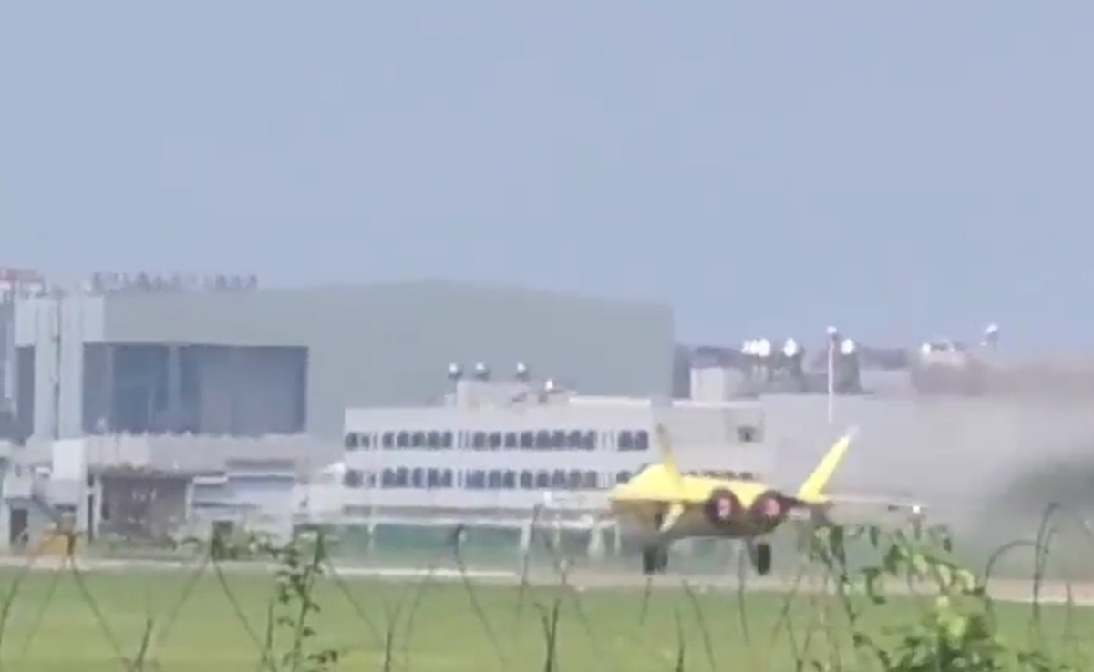 Nỗ lực thử nghiệm này bao gồm mười chiếc máy bay, trong đó có cả hệ thống không người lái, với các thử nghiệm được thực hiện trên không, tại các sân bay và trong các phòng thí nghiệm trên mặt đất để kiểm chứng hiệu quả hoạt động các hệ thống trên máy bay chiến đấu tàng hình J-20A bản nâng cấp. Ảnh: @Tập đoàn Công nghiệp Máy bay Thành Đô của Trung Quốc.