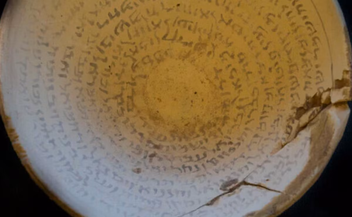 Amir Ganor, Giám đốc Bộ phận Phòng chống Cướp của Cơ quan Cổ vật Israel (IAA) cho biết: “Những chiếc bát loại này có nguồn gốc từ các địa điểm cổ xưa ở Lưỡng Hà – Iraq ngày nay. Các câu chú này được pháp sư viết riêng cho một gia chủ cụ thể, tùy theo nhu cầu cá nhân của gia chủ đó”. Ảnh: @IAA.