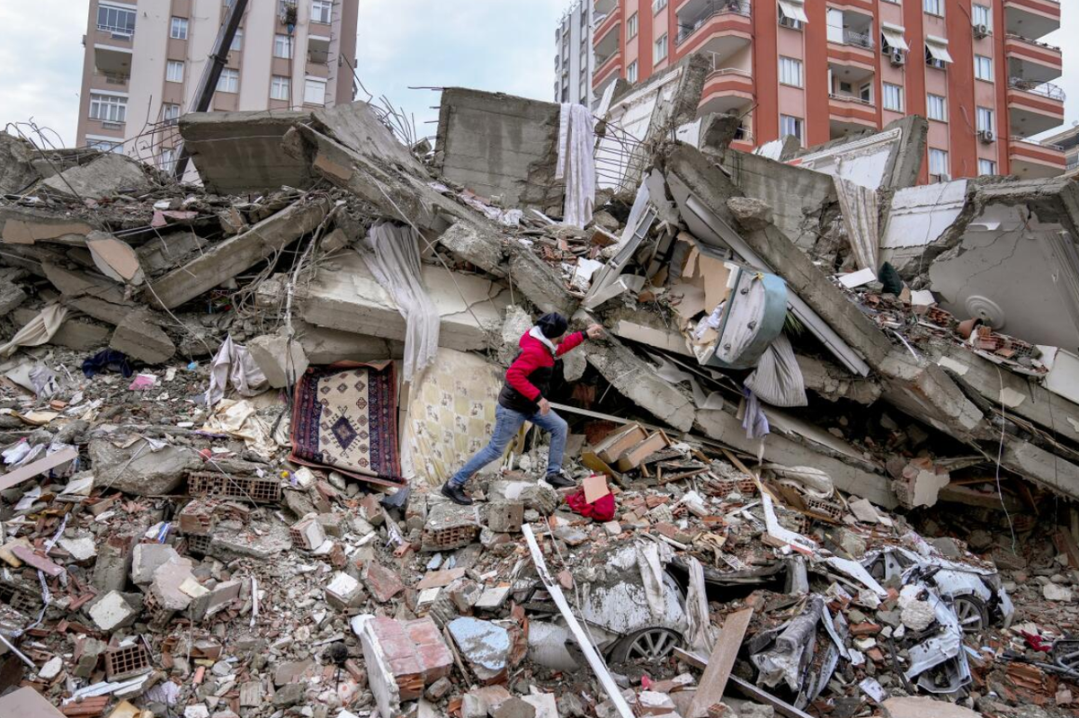 Trong các nỗ lực tìm kiếm và cứu hộ, những nhân viên cứu hộ, cứu nạn chuyên nghiệp hay nghiệp dư đều phải đối phó với những tình huống nguy hiểm nhất định, vì việc đào bới đống đổ nát tạo ra nguy cơ sụp đổ, cũng như phải chịu tiếp xúc với các vật liệu nguy hiểm. Ảnh: @ RNZ.