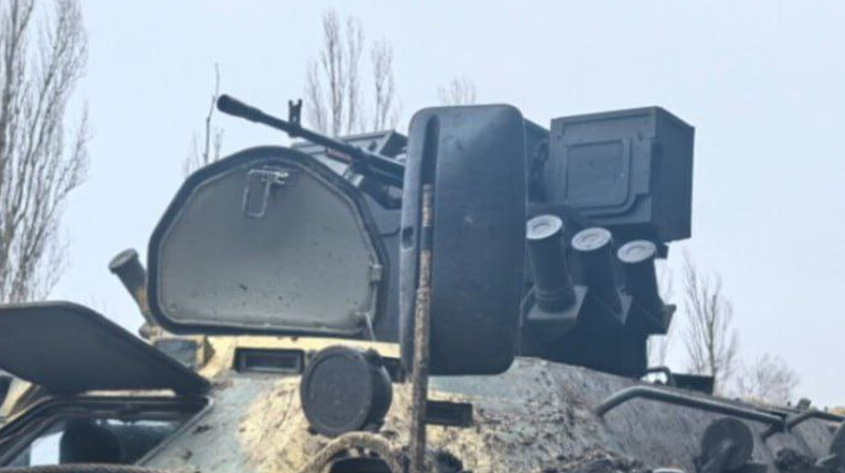 Phiên bản Module trạm vũ khí điều khiển từ xa “Boomerang-Burevestnik” lắp trên xe BTR-82 tại Ukraine được trang bị súng máy hạng nặng NSVT "Utyos" 12,7mm, hỗ trợ hỏa lực cho binh lính được vận chuyển ra tiền tuyến. Ảnh: @wolfpam.
