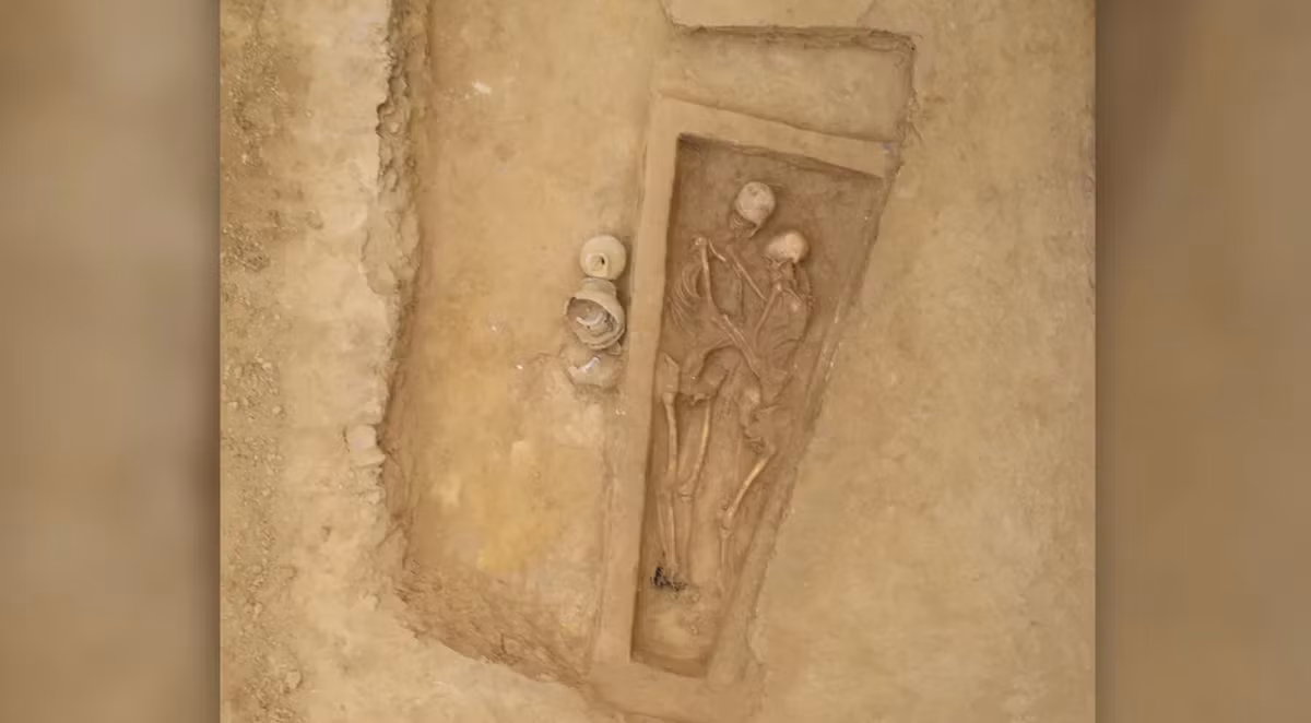 Đó là một ngôi mộ chung, chứa hai hài cốt nằm cạnh nhau một cách kỳ lạ. Ảnh: @Viện Khảo cổ học tỉnh Thiểm Tây.