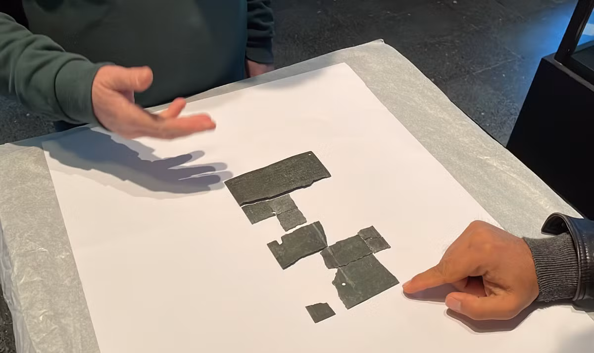 Trong quá trình khai quật mới tại thành phố cổ Perre, các nhà khảo cổ đến từ Bảo tàng Adıyaman đã phát hiện ra một tấm bằng quân sự bằng đồng, ước tính có niên đại khoảng 2.000 năm tuổi. Ảnh: @Mehmet Alkan.