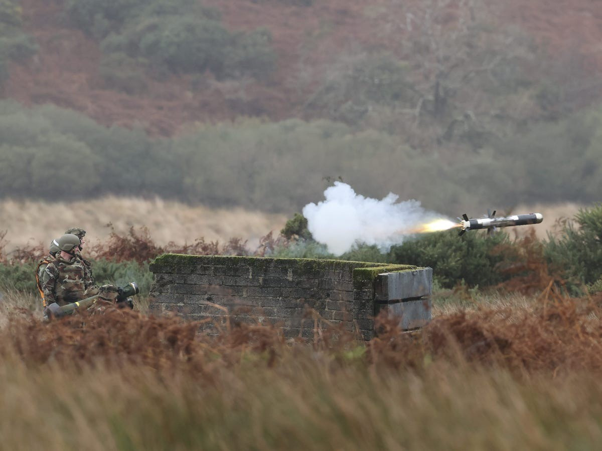 FGM-148 Javelin được coi là chuẩn mực trong các hệ thống chống tăng vác vai. Với khả năng “bắn và quên”, Javelin cho phép một binh sĩ đơn lẻ có thể tiêu diệt xe tăng đối phương. Đầu đạn xuyên lõm song song của nó đủ sức xuyên qua 600-800 mm giáp thép, kể cả giáp phản ứng nổ, nhờ quỹ đạo tấn công từ trên xuống nhằm vào phần nóc yếu ớt của xe bọc thép.