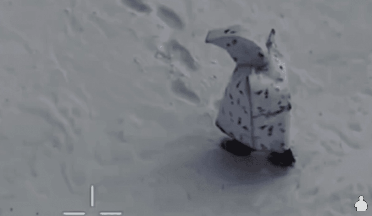 Hệ thống ngụy trang này dường như được thiết kế để sử dụng trong các hoạt động mùa đông, với lớp vỏ ngoài lỏng lẻo nhằm làm mờ hình dáng con người và hòa mình vào môi trường tuyết. Binh lính Ukraine cho biết trên thực tế, thiết kế này hạn chế khả năng di chuyển và khiến người mặc dễ bị phát hiện hơn khi di chuyển trên địa hình bằng phẳng. Ảnh: @Defence_blog.