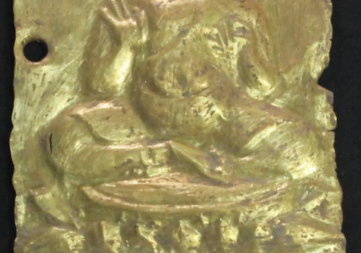 Có một lỗ tròn nhỏ gần một góc cho thấy, tấm vàng này có thể đã được treo hoặc buộc lại như một vật dụng nghi lễ. Ảnh: @Cục Mỹ thuật Thái Lan.