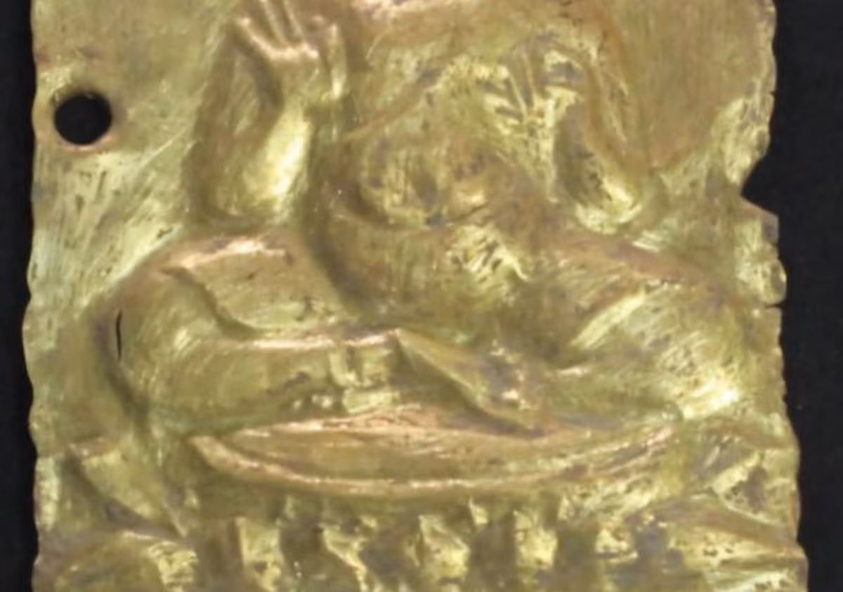 Có một lỗ tròn nhỏ gần một góc cho thấy, tấm vàng này có thể đã được treo hoặc buộc lại như một vật dụng nghi lễ. Ảnh: @Cục Mỹ thuật Thái Lan.