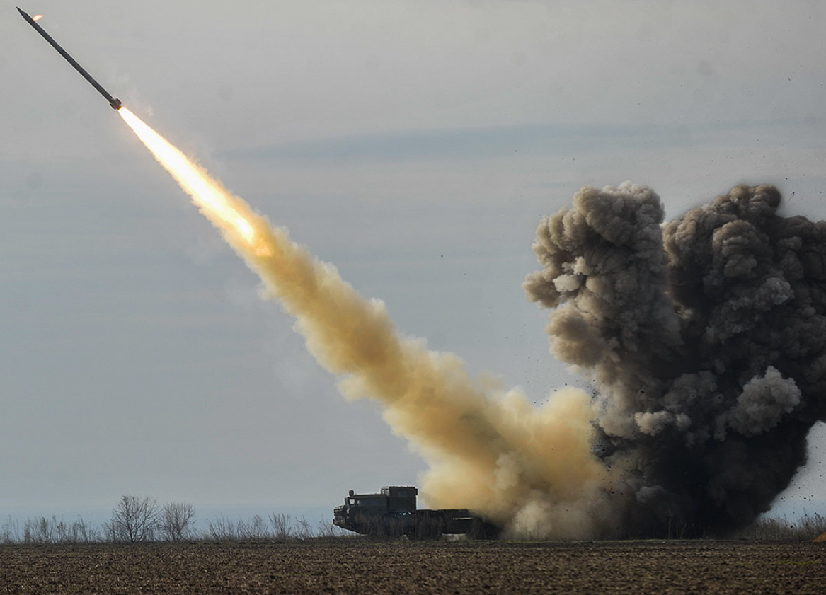 Bệ phóng di động của Hrim-2 thường được gắn trên khung gầm có bánh xe, cho phép triển khai và che giấu nhanh chóng sau đó, khiến tên lửa đạn đạo Hrim-2 trở thành mục tiêu đầy thách thức đối với lực lượng địch. Thiết kế của Hrim-2 kế thừa các yếu tố kỹ thuật có nguồn gốc từ tên lửa R-12 và R-16 của Liên Xô, vốn là một trong những loại tên lửa đầu tiên mang đầu đạn hạt nhân. Ảnh: @UNIAN.