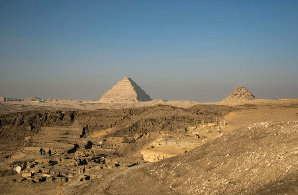 Tại nghĩa trang Saqqara ở Ai Cập, Phái đoàn khảo cổ học thuộc Hội Đồng Cổ Vật Tối Cao Ai Cập đã khai quật được nhiều tàn tích cổ xưa kỳ lạ. Ảnh: @Hội Đồng Cổ Vật Tối Cao Ai Cập.