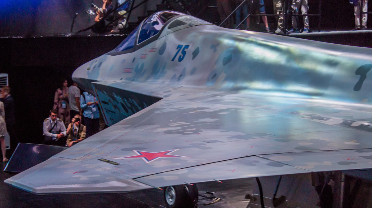 Có thể thấy, đối với Belarus, quan hệ đối tác này mang đến cơ hội hiện đại hóa lực lượng không quân và phục hồi ngành hàng không quân sự, nhưng vẫn còn nhiều rào cản đáng kể. Lực lượng không quân lạc hậu, năng lực công nghiệp hạn chế và những hạn chế về kinh tế của đất nước này đặt ra câu hỏi về khả năng đóng góp thực sự của nước này vào chương trình dự án máy bay Su-75 Checkmate. Ảnh: @ RuAviation.