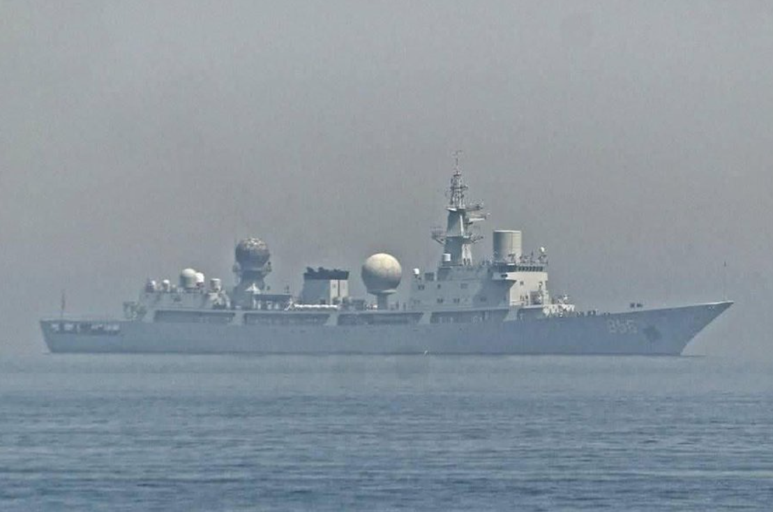 Các tàu được triển khai được xác định là tàu giám sát lớp Type 815A với số hiệu thân tàu 855 và 815A, vốn là những phương tiện xuất sắc trong việc thu thập thông tin tình báo tín hiệu và giám sát phát xạ radar, mang đến cho Trung Quốc những thông tin tình báo cực kỳ quan trọng. Ảnh: @afric_insde/X.