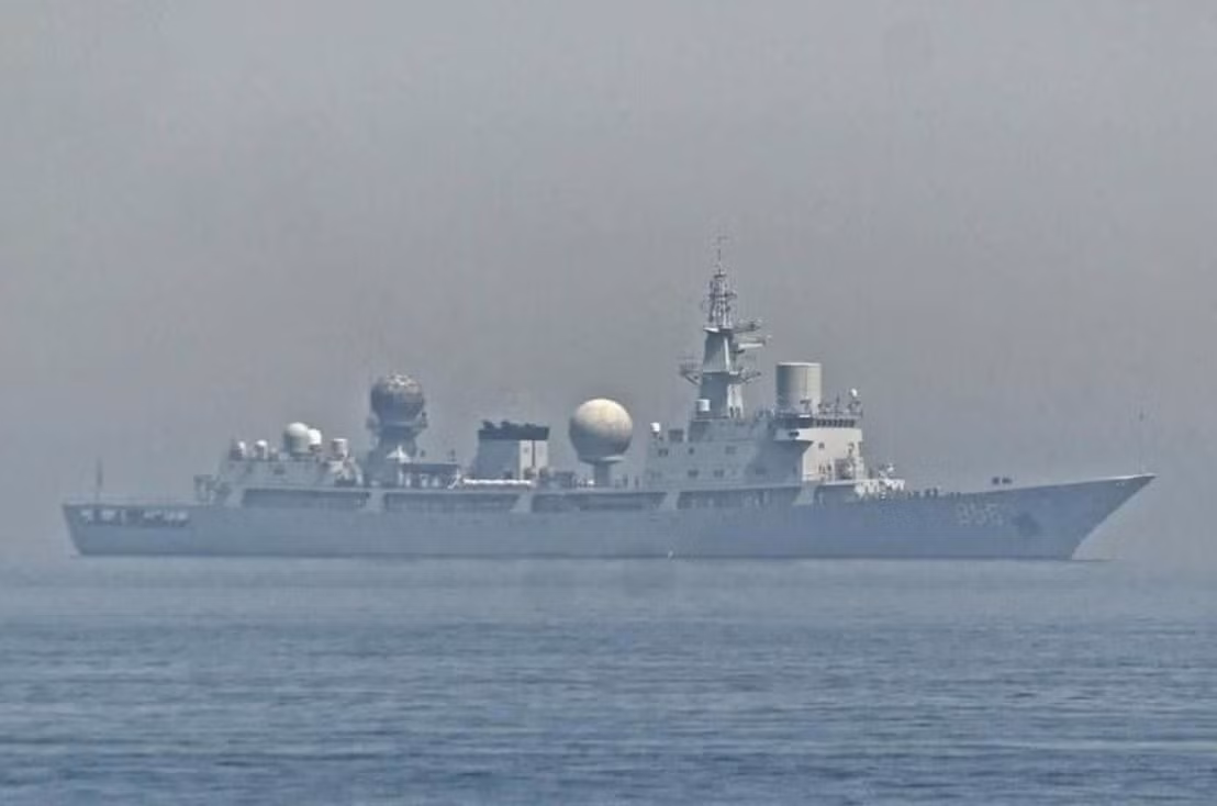 Các tàu được triển khai được xác định là tàu giám sát lớp Type 815A với số hiệu thân tàu 855 và 815A, vốn là những phương tiện xuất sắc trong việc thu thập thông tin tình báo tín hiệu và giám sát phát xạ radar, mang đến cho Trung Quốc những thông tin tình báo cực kỳ quan trọng. Ảnh: @afric_insde/X.