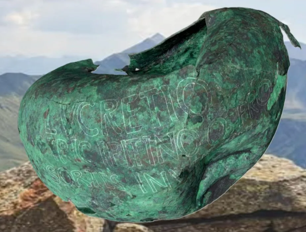 Có thể thấy, chiếc bình là một vật thể tưởng chừng khiêm tốn lại hiện lên từ quá khứ với sức nặng lịch sử đáng kinh ngạc. Ảnh: @stilearte.