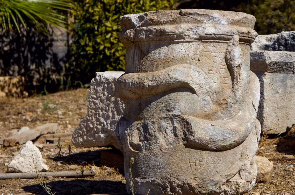 Việc nghiên cứu sâu hơn và dịch thuật dòng chữ Hy Lạp cổ trên bàn thờ này có thể hé lộ thêm thông tin về mục đích sử dụng và bối cảnh lịch sử của nó. Ảnh: @Đại học Antalya Bilim.