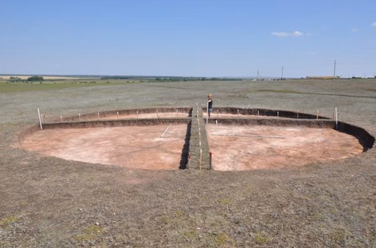 Di tích này nằm trên ngọn đồi bên phải bờ sông Devitsa và là một cụm gồm 19 gò đất nằm thành hai dãy song song trải dài từ tây sang đông. Ảnh: @Viện Hàn lâm Khoa học Nga.