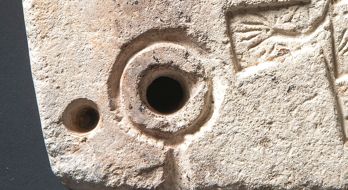 Ngoài ra còn có một lỗ hổng dùng để đúc một chiếc vòng nhỏ, có thể dùng để làm khuyên tai. Ảnh: @Bảo tàng Chur.