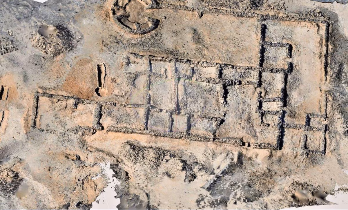 Bên trong những căn phòng lâu đài đổ nát chứa đầy cát, các nhà khảo cổ đã tìm thấy nhiều đồ gốm vỡ. Ảnh: @Hội đồng Khảo cổ học Tối cao Ai Cập.