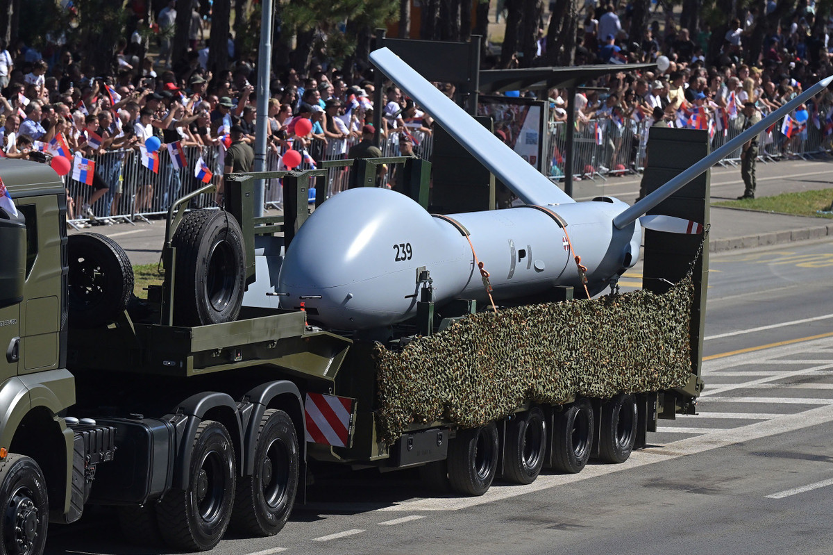 Ngoài ra, Serbia cũng cho thấy khả năng mở rộng hợp tác quốc phòng với Trung Đông khi trưng bày các loại máy bay không người lái mua từ UAE. Dàn UAV này được kỳ vọng bổ trợ cho năng lực trinh sát và tác chiến điện tử, vốn ngày càng quan trọng trong chiến tranh hiện đại.