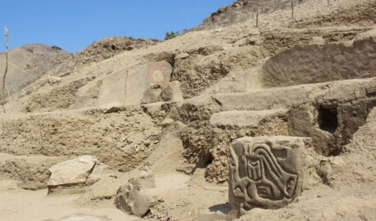 Trong số những đặc điểm này có một cầu thang trung tâm dẫn đến một sân khấu dành cho các nghi lễ tôn giáo bản địa. Ảnh: @Dự án Khảo cổ Cảnh quan Văn hóa Ucupe.