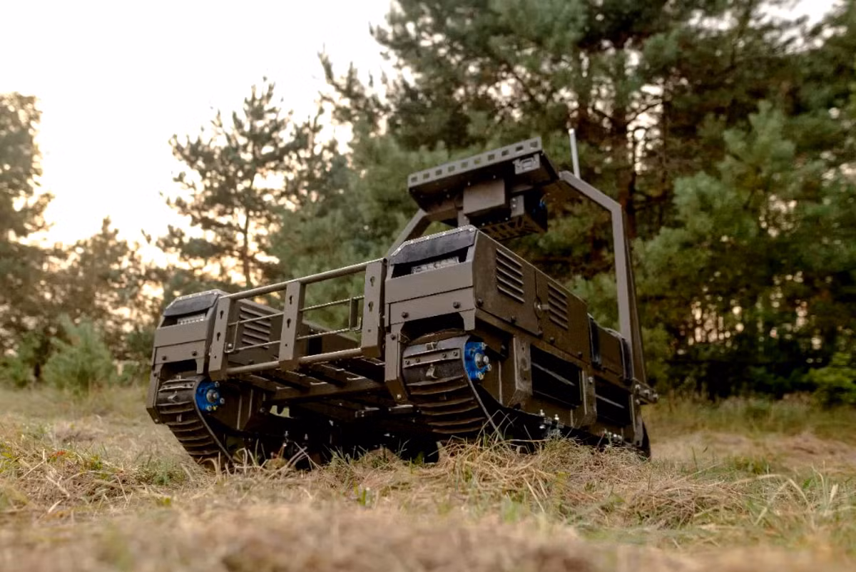 Thiết kế dạng mô-đun cho phép Robot chiến trường NUMO thích ứng nhanh với các phụ kiện bổ sung dành riêng cho các nhiệm vụ như giá đỡ vũ khí, cột tiếp sóng, máy cắt dây và thiết bị rà phá bom mìn. Ảnh: @Tank Bureau.