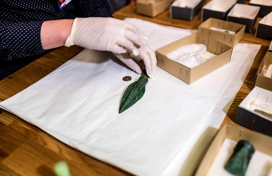 Các mảnh vỡ công cụ này có niên đại khoảng 3.000 năm tuổi, nằm rải rác trên một cánh đồng. Ảnh: @Bảo tàng Đại học Khoa học và Công nghệ Na Uy.