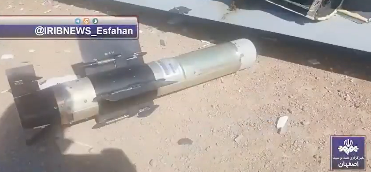 Cảnh quay tại hiện trường vụ tai nạn xác nhận máy bay không người lái là loại Hermes 900, được Không quân Israel gọi là Kochav. Rõ ràng là nằm giữa đống đổ nát của Hermes 900 là quả bom lượn thu nhỏ, trông giống như một quả Mikholit. Bom Mikholit này do Israel phát triển, nó được thiết kế riêng để sử dụng cho máy bay không người lái và thường được dùng để tấn công các mục tiêu nhỏ trên mặt đất, chẳng hạn như nhân sự hoặc phương tiện, máy bay đang nằm chờ và cả hệ thống phòng không. Ảnh: @Đài truyền hình IRIB News.