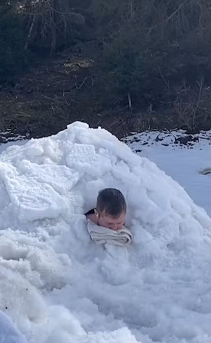 Kỷ lục này trước đó do người đàn ông Ba Lan Valerjan Romanvoski lập vào năm 2022 với thời gian chịu đựng là 1 giờ, 45 phút và 2 giây. Ảnh: @guinnessworldrecords.