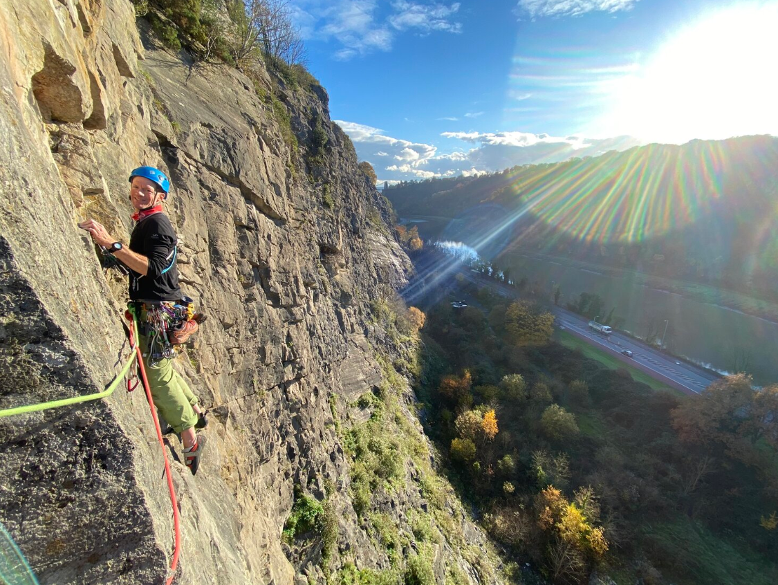 Trước làn sóng tranh luận dữ dội như thế, gần đây Tiến sĩ David Whiteside cùng các cộng sự tiếp tục quay lại mỏ đá gần Bristol, Vương quốc Anh để tiếp tục nghiên cứu, kiểm tra thêm bằng chứng hóa thạch, thông tin khác liên quan đến Cryptovaranoides microlanius. Ảnh: @Head On Out.