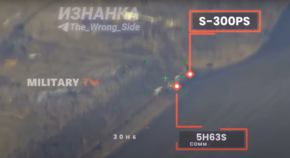 Các cảnh quay bằng máy bay không người lái từ khu vực Odessa của Ukraine gần làng Hvardiiske đã xác nhận một số ít hệ thống phòng không S-300PS còn lại cuối cùng của Không quân Ukraine đã bị phá hủy trong một cuộc tấn công chính xác của Nga. Ảnh: @Military TV.