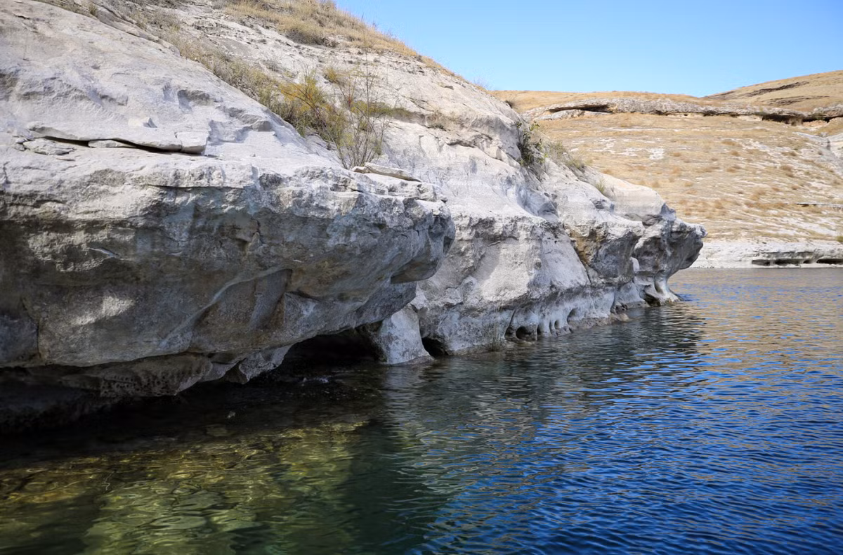 Ngoài ra, các chuyên gia cho rằng, những hình chạm khắc này cung cấp những hiểu biết hiếm có về cuộc sống thời tiền sử ở Anatolia, và biểu hiện nghệ thuật của con người thời kỳ đầu từ rất lâu, trước khi nền nông nghiệp định cư xuất hiện trong khu vực. Ảnh: @Bảo tàng Adıyaman.
