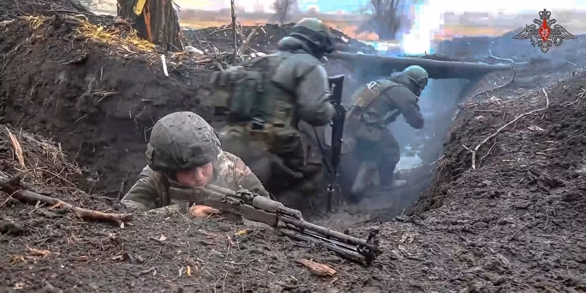 Trong khi đó, các nguồn thân Ukraine thừa nhận giao tranh khốc liệt nhưng bác bỏ thông tin “bị bao vây hoàn toàn”. Một số kênh Telegram tuyên bố vẫn còn “cửa thoát” hẹp về phía tây bắc, song thừa nhận tình hình cực kỳ nguy ngập khi Nga kiểm soát toàn bộ điểm cao quanh khu vực.