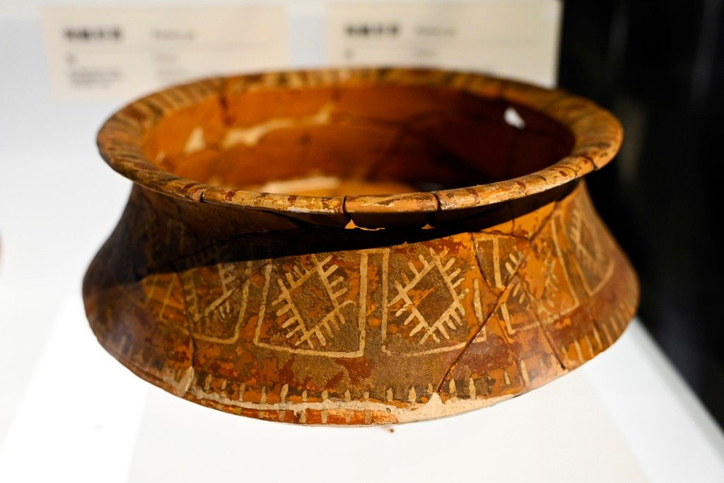 Nhà khảo cổ học Liu Yunlong cho biết, những mảng đất cháy màu đỏ được phát hiện tại địa điểm này có thể là tàn tích của các bức tường nhà từng trải qua một vụ hỏa hoạn nào đó. Một số ngôi mộ cổ còn chứa đồ vật có giá trị, là bằng chứng về quyền sở hữu tài sản và sự phân chia giai cấp đang hình thành. Ảnh: @Trung tâm Bảo tồn Di sản Văn hóa Dawenkou.