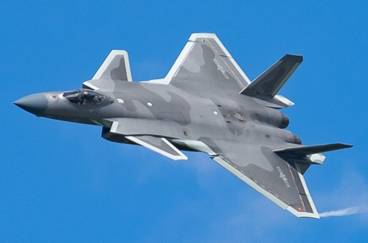 Sự quyết đoán ngày càng tăng của Trung Quốc, bao gồm cả việc triển khai máy bay phản lực J-20 gần biên giới Ấn Độ, khiến quyết định của Ấn Độ càng trở nên cấp bách hơn, có khả năng làm leo thang cuộc chạy đua vũ trang trong khu vực. Ảnh: @Army Recognition.