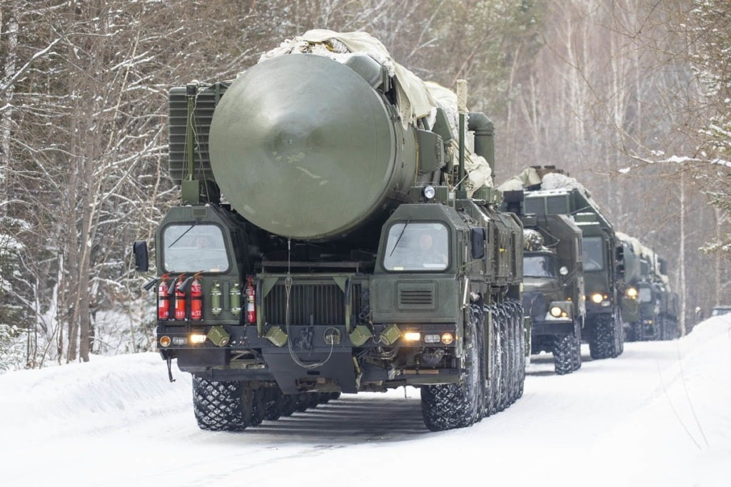 Tuy nhiên, nhiều chuyên gia phương Tây cho rằng tuyên bố “không thể đánh chặn” của Oreshnik vẫn chưa được kiểm chứng đầy đủ. Số lượng triển khai được cho là còn hạn chế, trong khi hiệu quả tác chiến thực tế phụ thuộc lớn vào độ chính xác, độ tin cậy cũng như hệ thống chỉ huy - kiểm soát đi kèm.